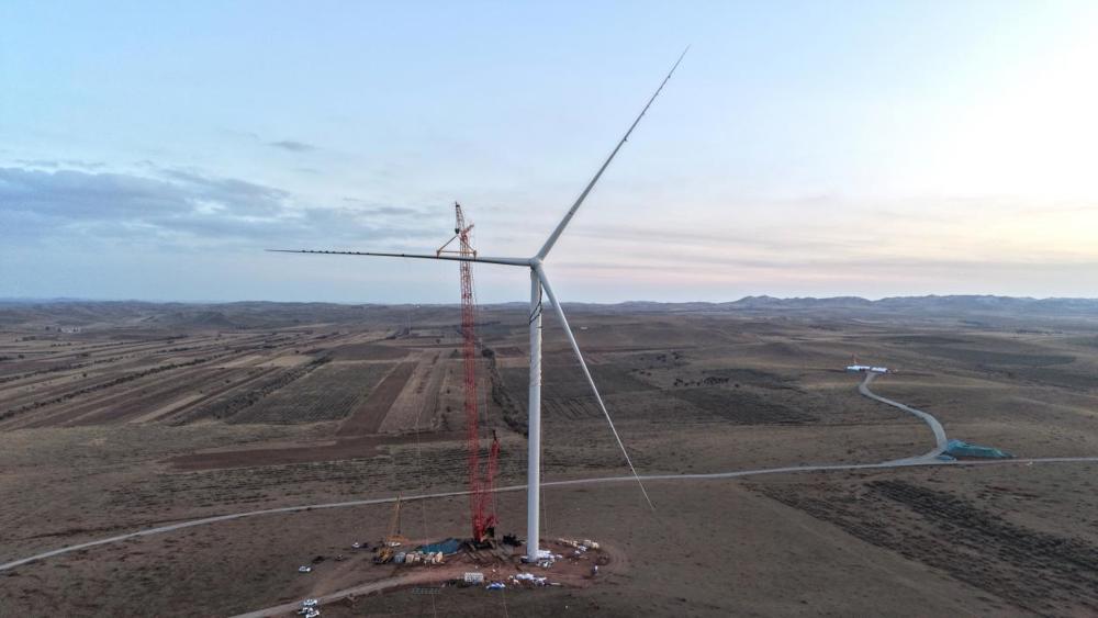 内蒙古翔福新能源源网荷储一体化项目首台风机成功吊装现场照片2