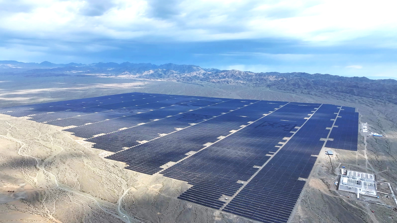 图为西部管道公司精河县34万千瓦光伏项目光伏区和光伏汇集站（供图：石耕睿）.jpg