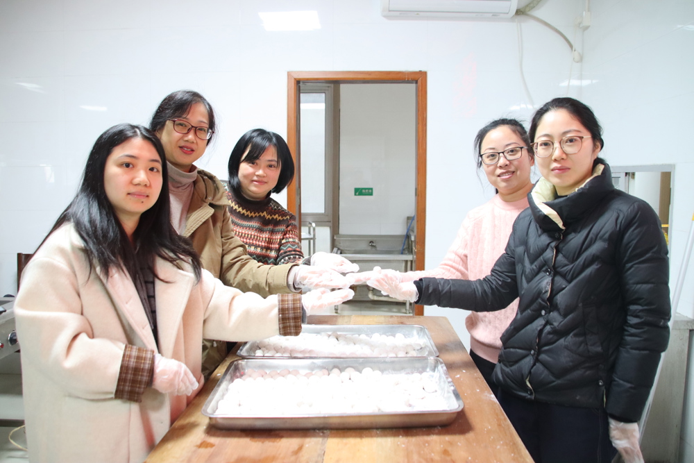 1.巧手包汤圆，暖意满心房2