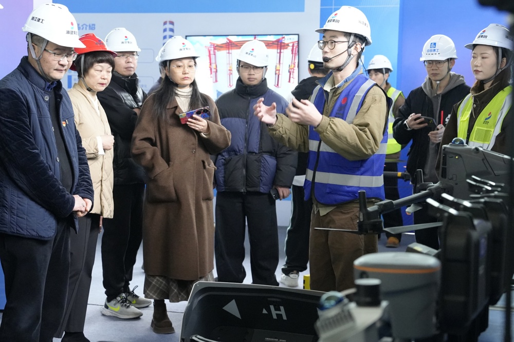 工作室领衔人——浙江工匠王文斌介绍无人机在项目上的应用