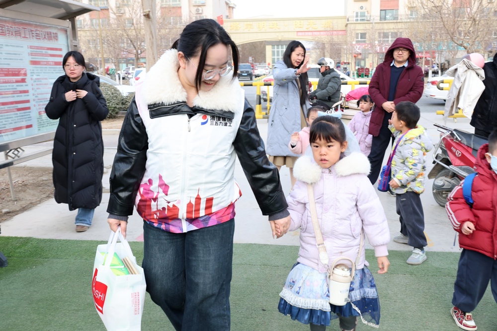 护送孩子入园 热孜宛古丽 摄