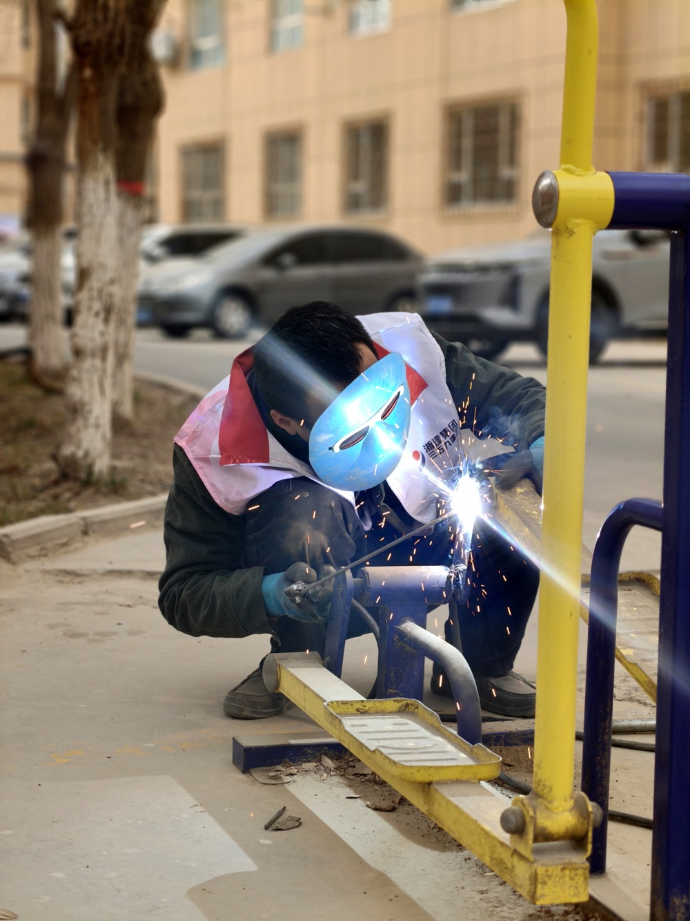 维修公共设施  热孜宛古丽 摄