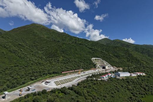 西成铁路包座隧道贯通