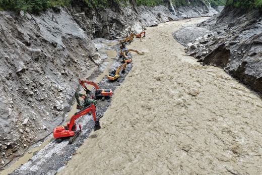 中国安能持续攻坚通往吉隆口岸道路抢通作业