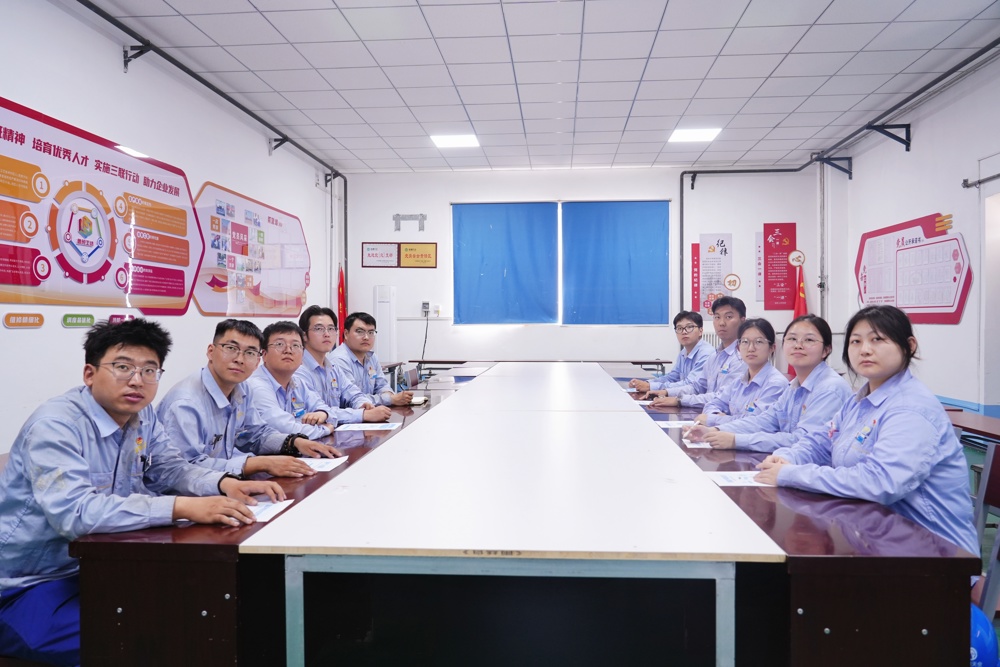 图为：团支部青年集中学习照片