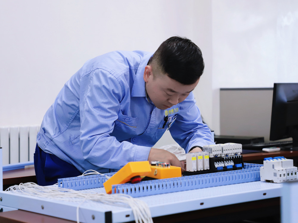 天辰化工工会扎实开展“质量月”系列活动（图1为电工技能竞赛中，参赛职工按工艺标准进行布线紧固）
