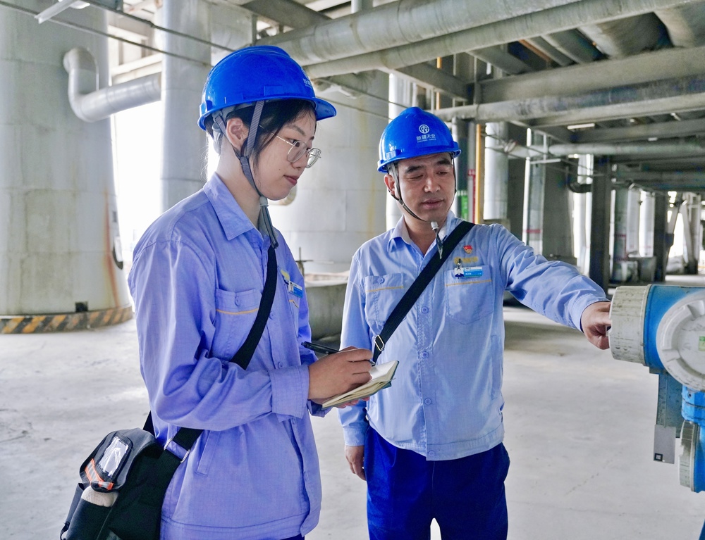 图为：师父对新员工进行安全教育照片