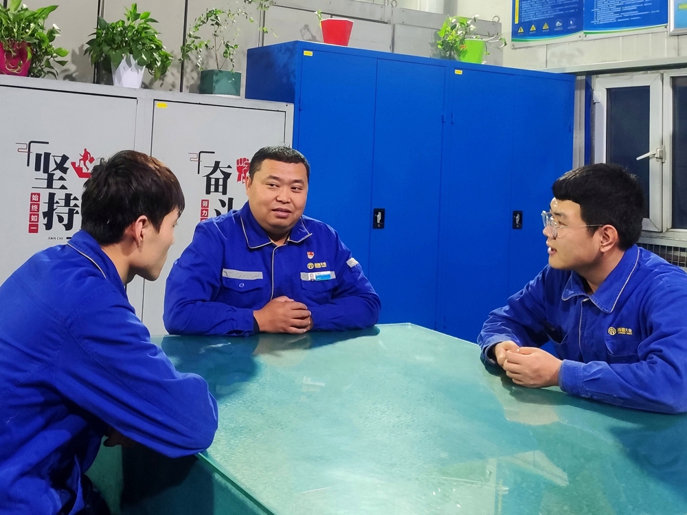 图3：天能电石厂第三生产党支部党员与班组职工面对面分享廉洁故事