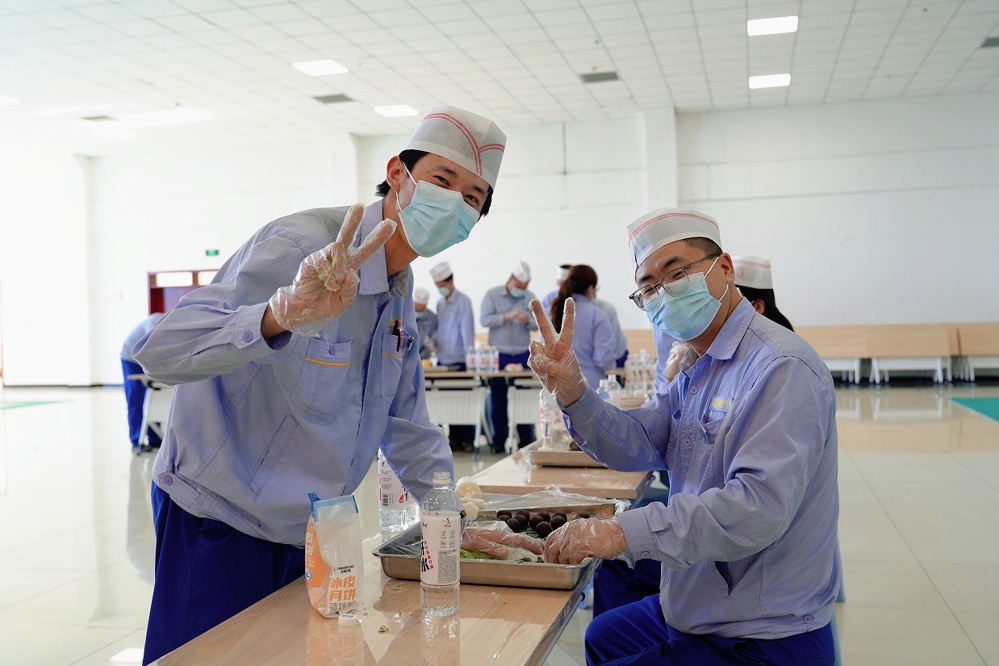 图为：制作月饼过程