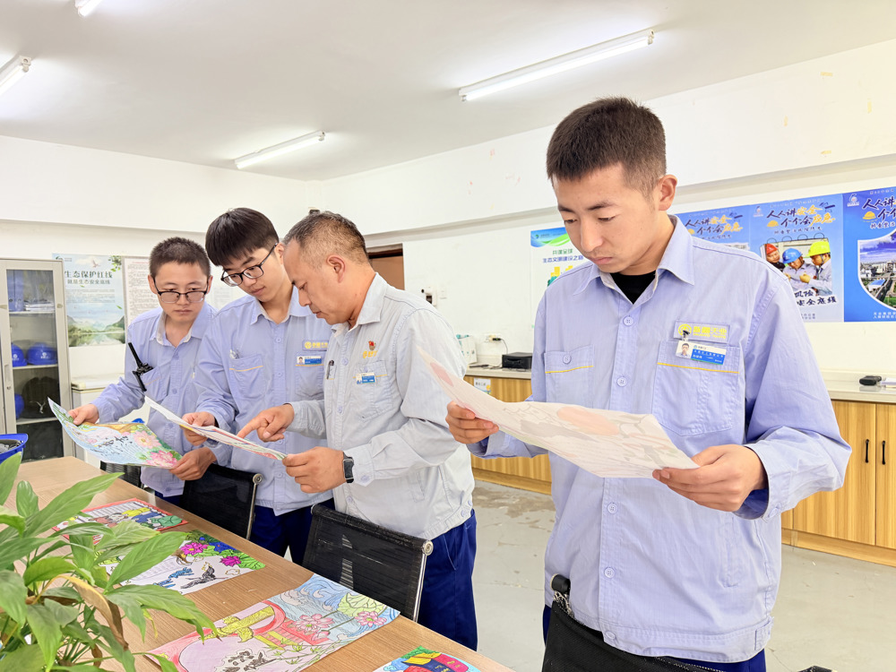 天辰化工厂PVC党支部开展廉洁手抄报评比活动