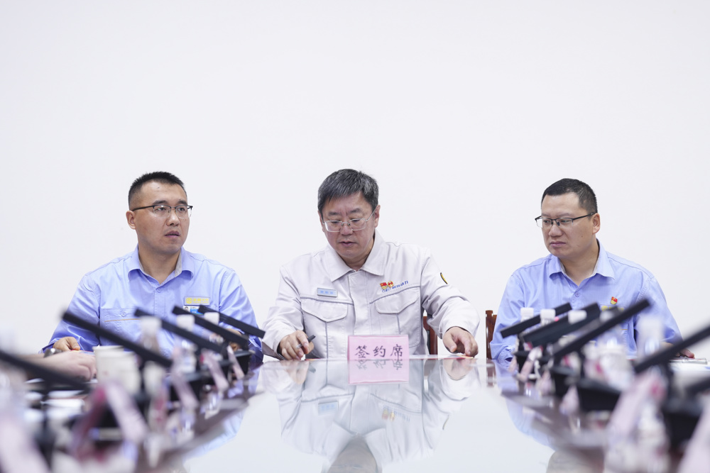 图为：鹿新弟与两名徒弟签订协议