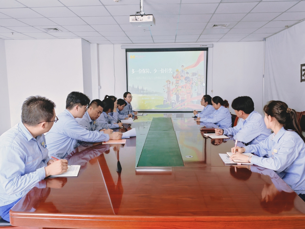 图为：为职工宣传讲解照片