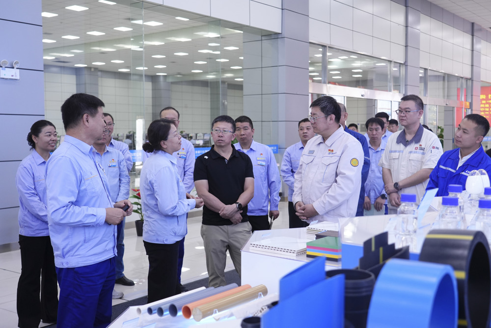 图为：代表团参观天业汇合中控室
