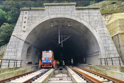 渝昆高铁全线铺轨完成 云投铁路出资258亿元参建